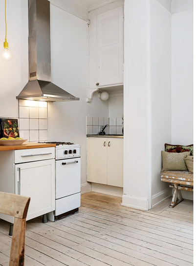Aneks kuchenny w małym mieszkaniu w stylu skandynawskim