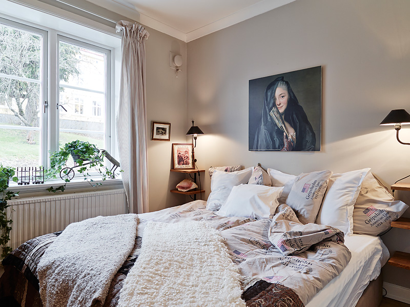 Szare ściany i stylowe dekoracje w sypialni