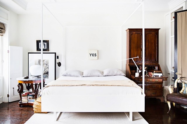 Biała sypialnia z zabytkowymi meblami