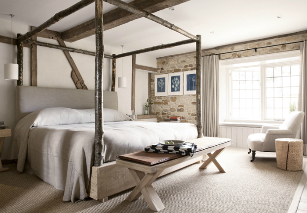 Hotelowa sypialnia w kamieniu i drewnie