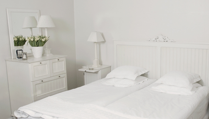 Białe meble i dekoracje skandynawskie w sypialni