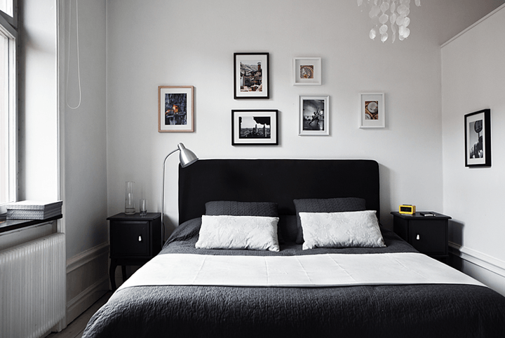 Czarna dekoracja łóżka w białej sypialni