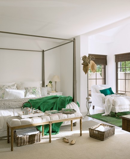 Aranżacja modern francuskiej sypialni w biało-turkusowych kolorach