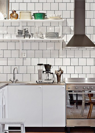 Białe półki w aranżacji kuchennej w stylu skandynawskim