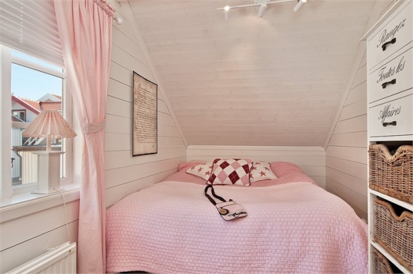 Romantyczna, biało – różowa sypialnia