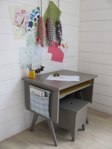 Szare drewniane biurko z taboretem w bialym pokoju dziecięcym