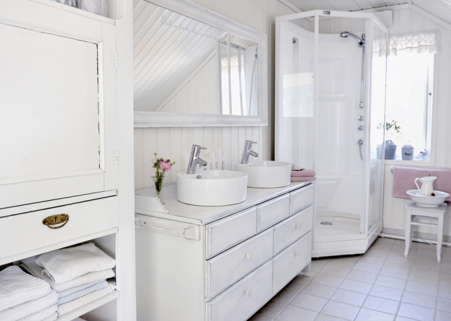 Rustykalna biała łazienka w skandynawskiej tradycji
