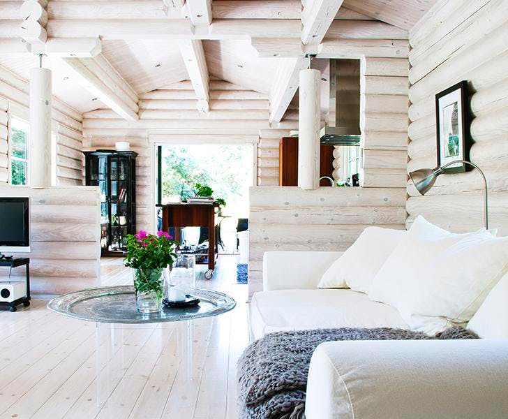 Biały salon z drewna