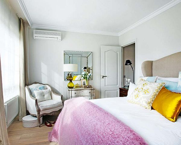 Prowansalski fotel z komodą i lustro glamour w jednej sypialni