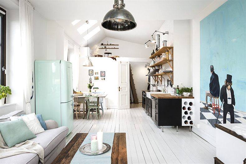 Biała drewniana podłoga w salonie i kuchni