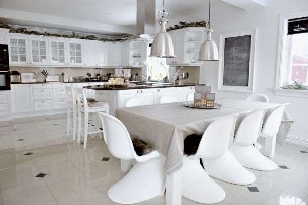 Białe krzesła panton w tradycyjnej kuchni