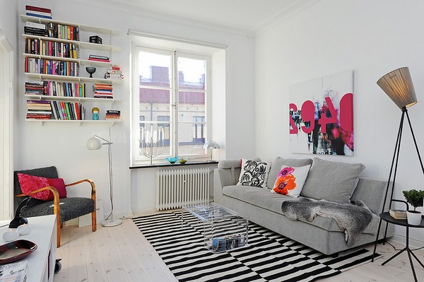 Półki  i   przy oknie i kolorowy obraz nad sofą