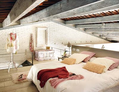 Biała cegła,betonowe belki i meble vintage w industrialnej sypialni