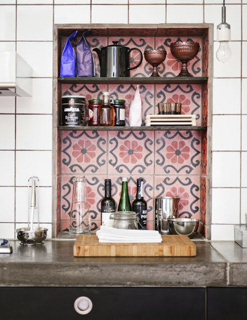 Marokańskie płytki w drewnianych szafkach z palet w kuchni