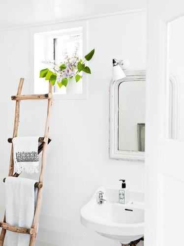 Rustykalna drabina z drewna w aranżacji białej łazienki