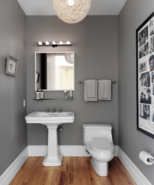 Aranżacja szarej łazienki z drewnianą podłogą w nowoczesnym stylu