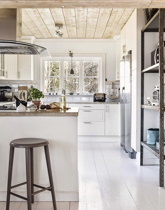 Naturalne drewno i białe deski w skandynawskiej kuchni