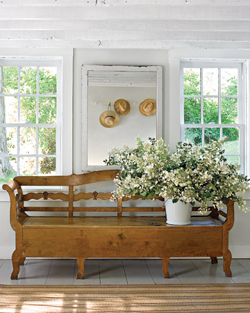 Stylowa, szwedzka  wiejska ławka  z pojemnikiem poddrewnianym wiekiem