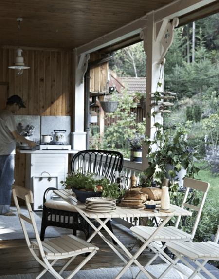 Wiejska kuchnia na ganku z ogrodoymi meblami