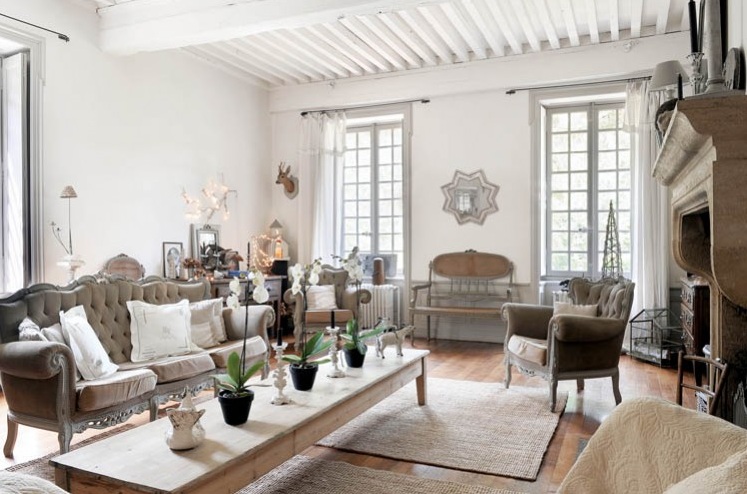 Prowansalskie kanapy,lawki i fotele w aranżacji stylowego salonu francuskiego