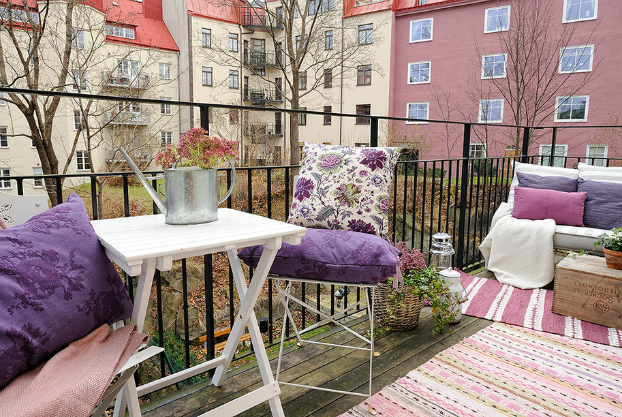 Jak urządzić kolorowy  balkon w skandynawskim stylu ?