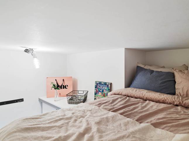 Jak urządzić przytulną i wygodną sypialnię na antresoli w małym mieszkaniu ?