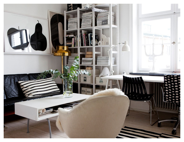 Kącik z bialym biurkiem w aranżacji bialo-czarnego salonu w mieszkaniu