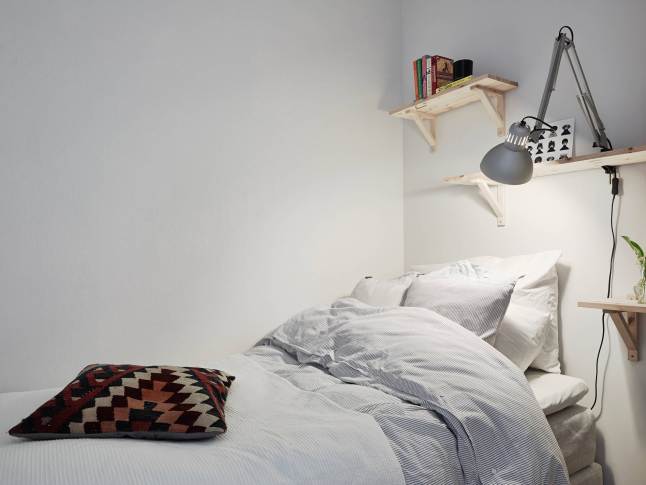 Jak wieszać drewniane półki i lampę nad łóżkiem ?