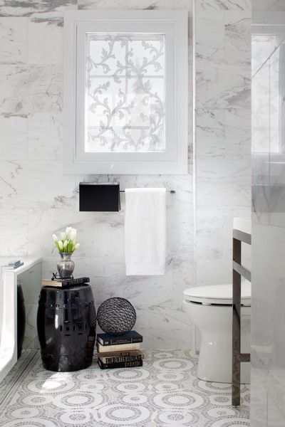 Biało-czarna łazienka w marmurze