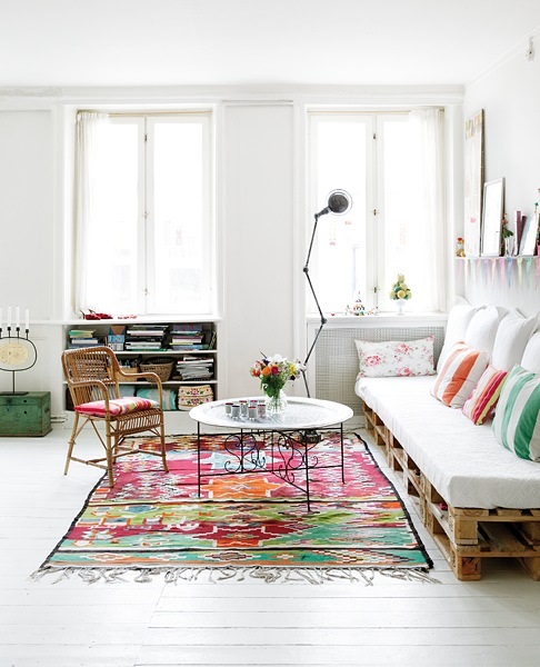 Sofa i siedziska z palet w aranżacji salonu w stylu skandynawskim i vintage