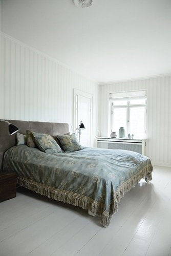 Turkusowo-mietowa , stylowa narzuta na łózku w białej sypialni z tapicerowanym łóżkiem