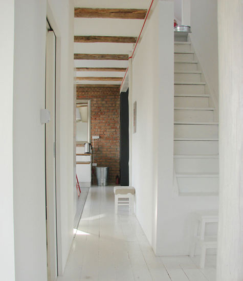 Białe drewniane schody na poddasze