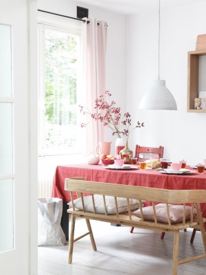 Aranżacja stołu w biało-różwych kolorach