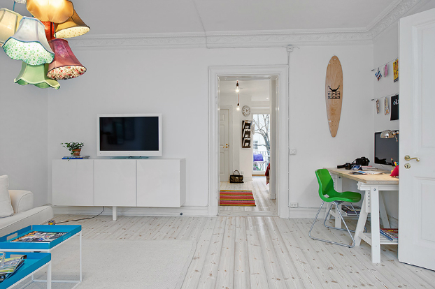 Skandynawski salon z kącikiem biurowym i z kolorowymi  detalami