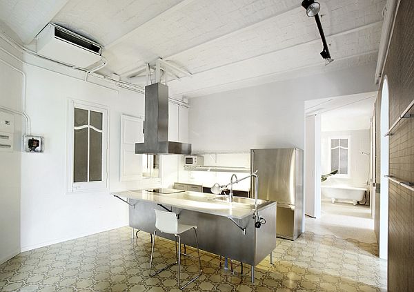 Aranżacja minimalistycznej kuchni w srebrnym kolorze