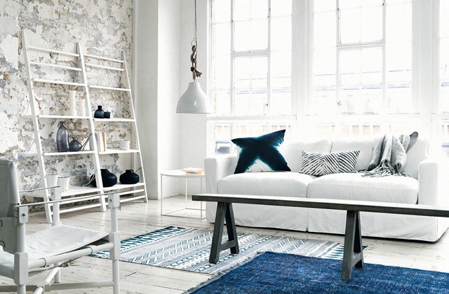 Niebieski dywan w skandynawskim stylu