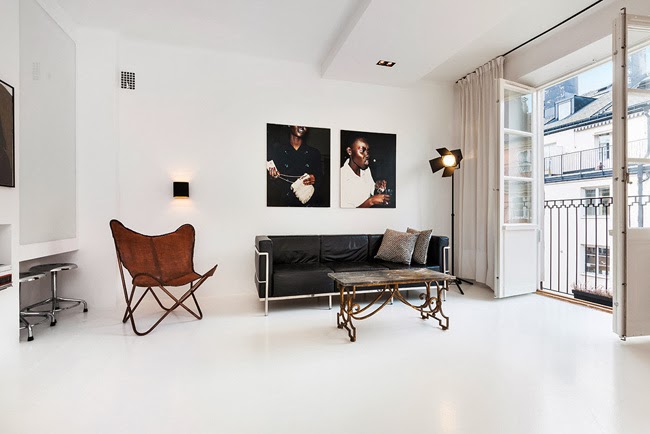 Skandynawski salon z kontrastowymi meblami i detalami w czarnym i brązowym kolorze