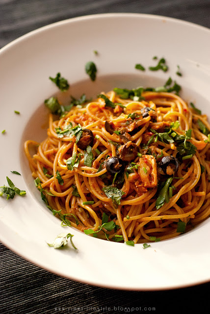 Yummy Lifestyle - Z uwielbienia dla jedzenia.: Spaghetti alla puttanesca.