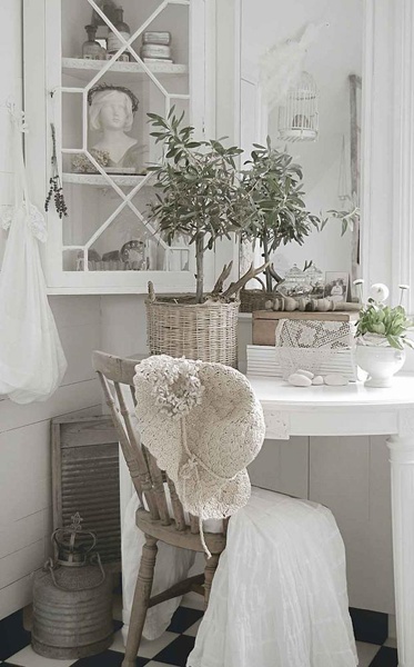 Białe francuskie meble,wiklinowe kosze,drewniane krzesło w rustykalnej aranżacji