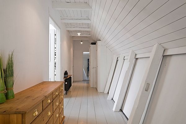 Skandynawski korytarz pod skośnym dachem z drewna