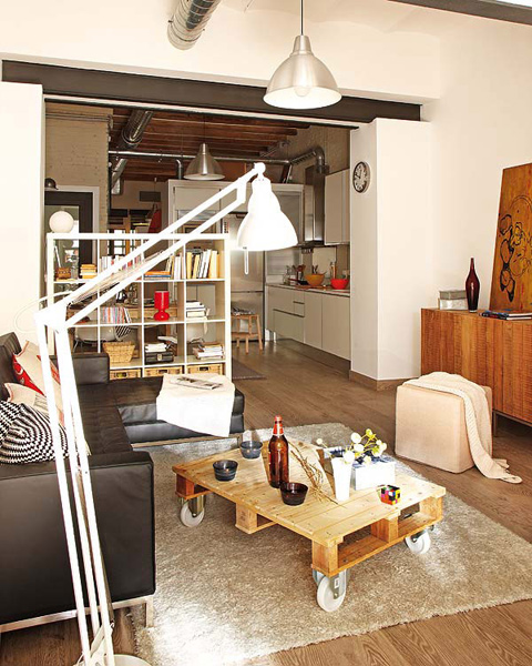 Otwarta przestrzeń małego mieszkania urządzona jak loft