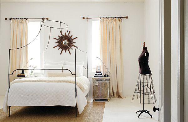 Kute karnisze, kute łóżko i manekin we francuskim stylu w sypialni