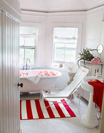 Dywan w biało-czerwone paski w aranżacji łazienki