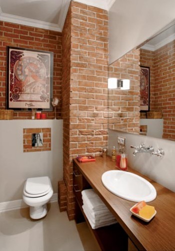 Ściany z czerwonej cegły w łazience