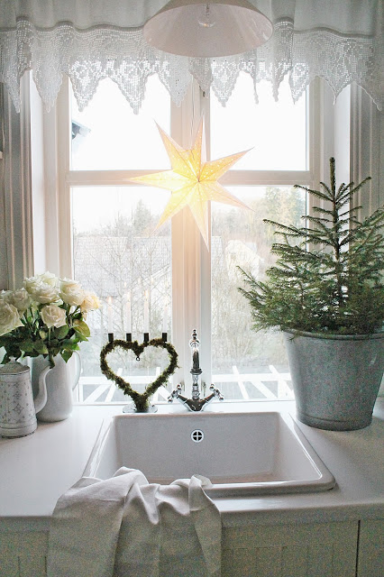 Pomysł na dekorację świąteczną okna w kuchni