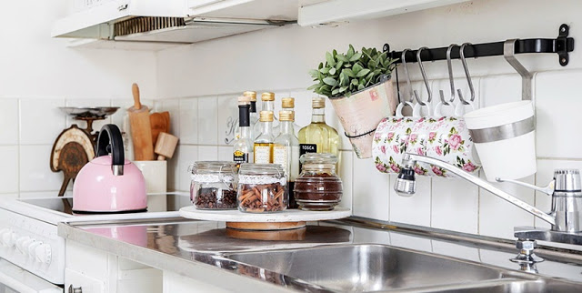 Słoiki,naczynia i dekoracje w białej kuchni