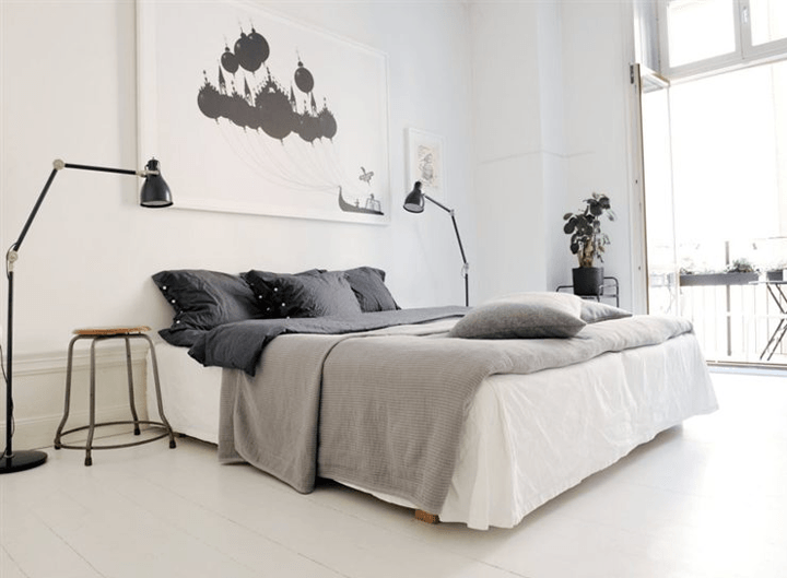 Biała sypialnia skandynawska z szarymi i czarnymi dodatkami