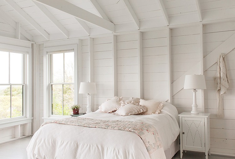 Biała aranżacja sypialni w letnim domku