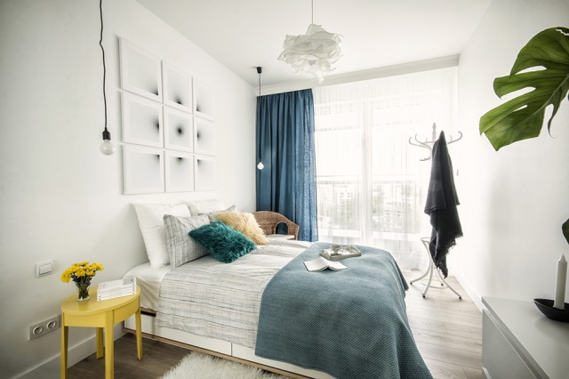 Piękna aranżacja sypialni w biało-błękitnej palecie barw