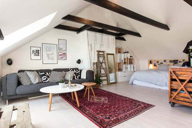 Jak urządzić salon z sypialnią w otwatej przestrzeni mieszkania na poddaszu ?